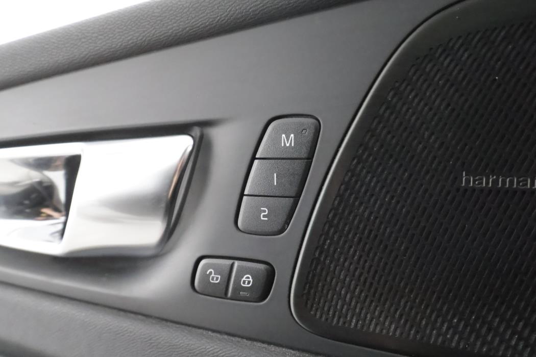 VOLVO XC60 2021