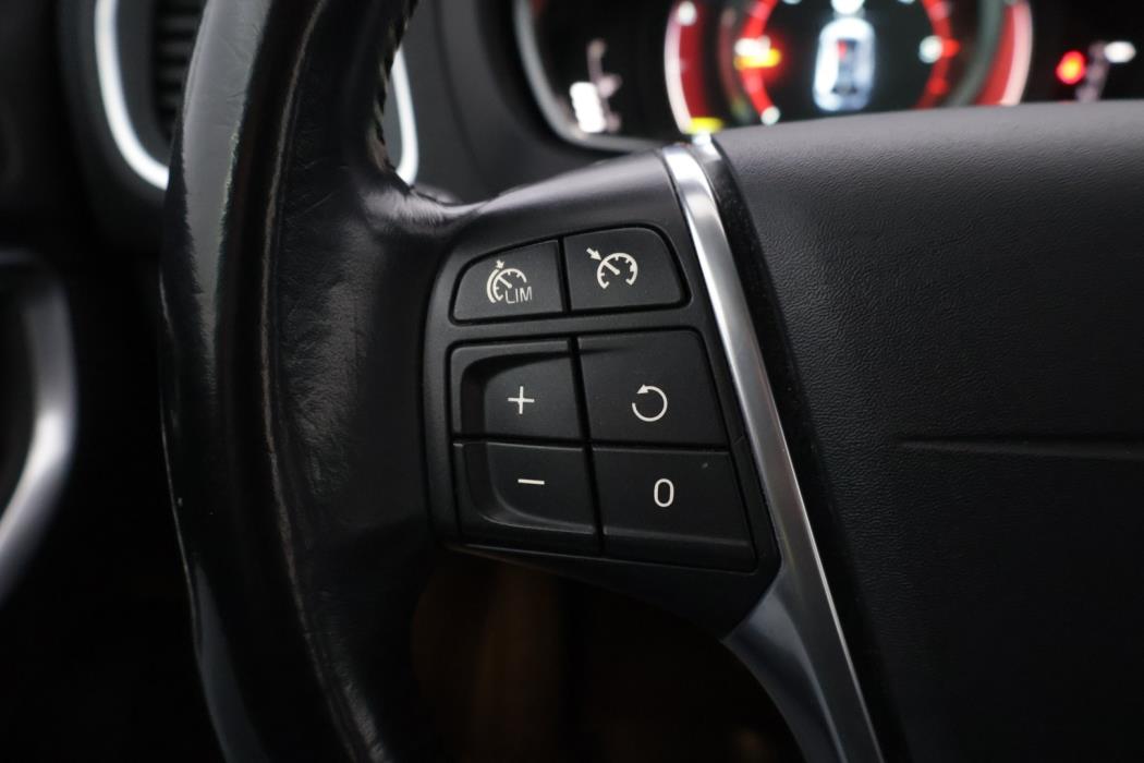VOLVO V40 2015
