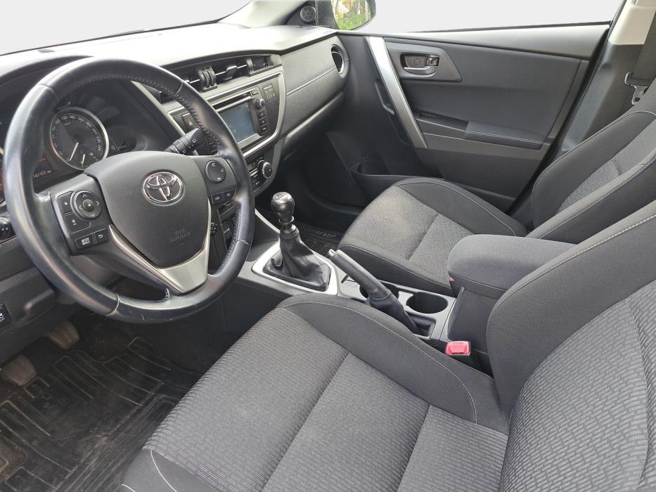 TOYOTA Auris 2015