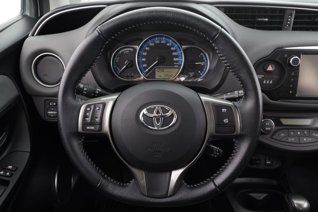 TOYOTA Yaris 2015