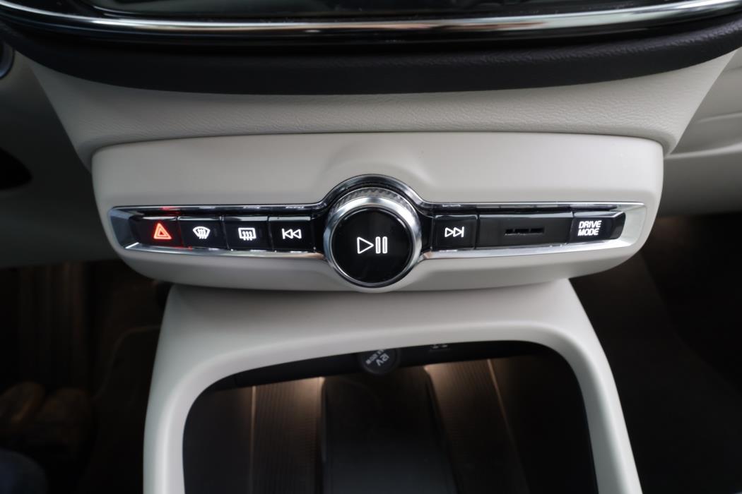 VOLVO XC40 2021