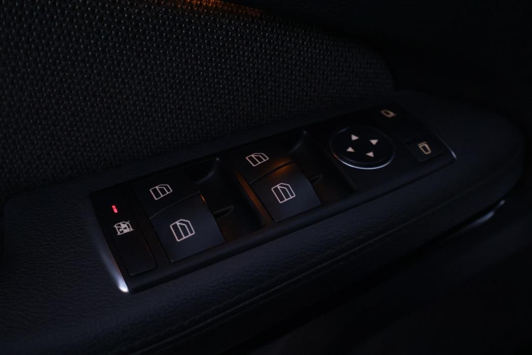 MERCEDES-BENZ E 2012