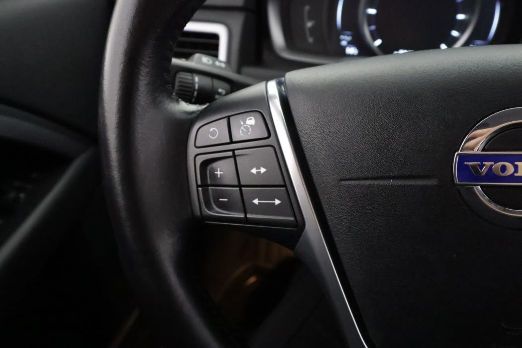 VOLVO V70 2016