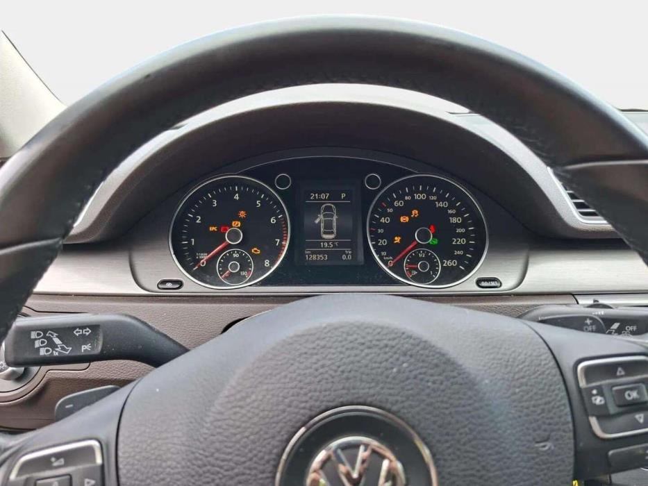 VOLKSWAGEN Passat 2011