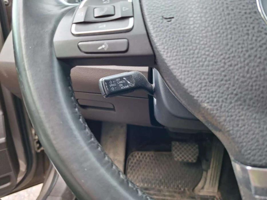 VOLKSWAGEN Passat 2011