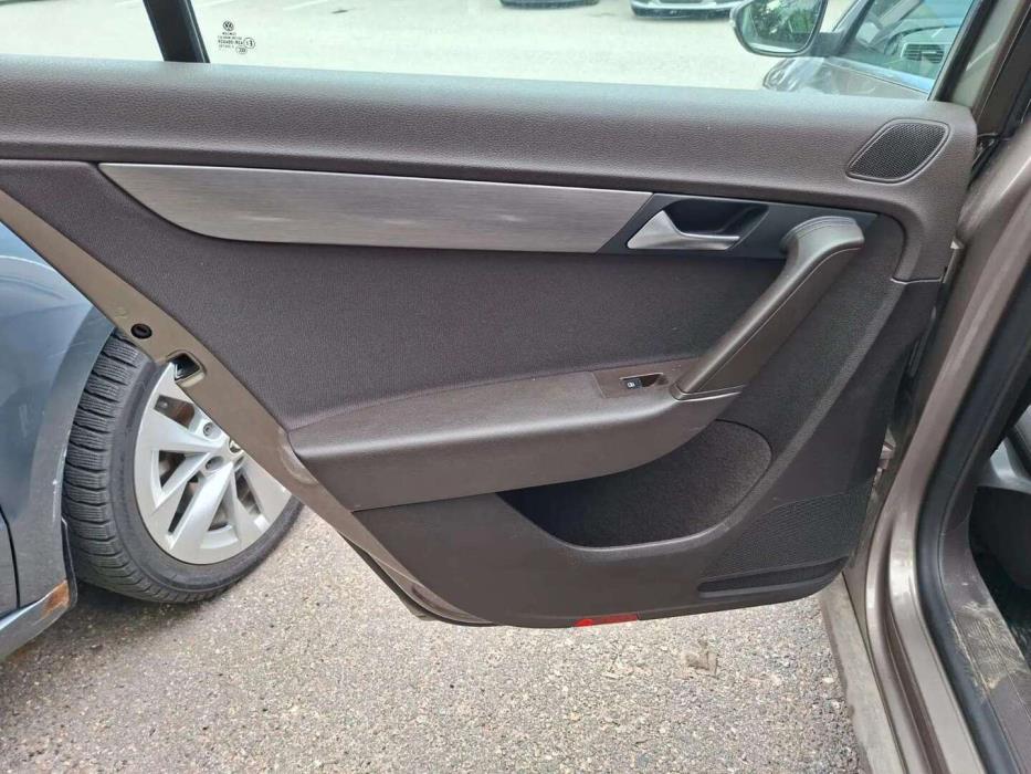 VOLKSWAGEN Passat 2011