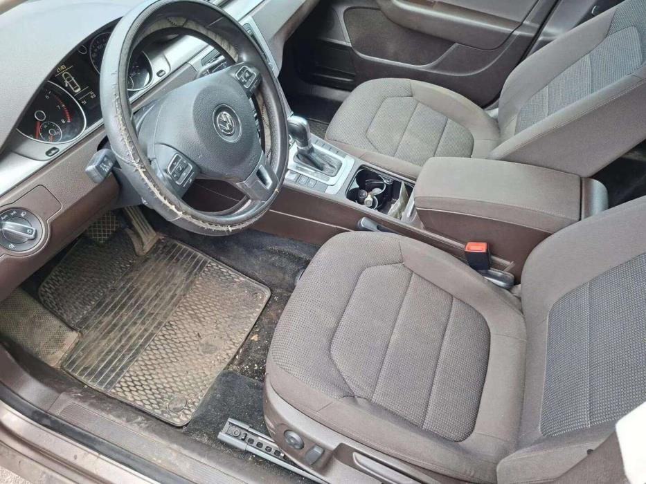 VOLKSWAGEN Passat 2011
