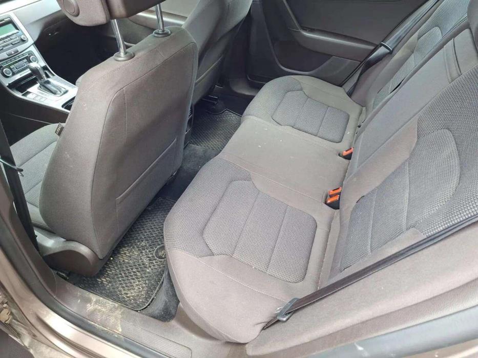 VOLKSWAGEN Passat 2011