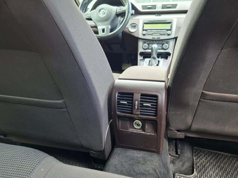 VOLKSWAGEN Passat 2011