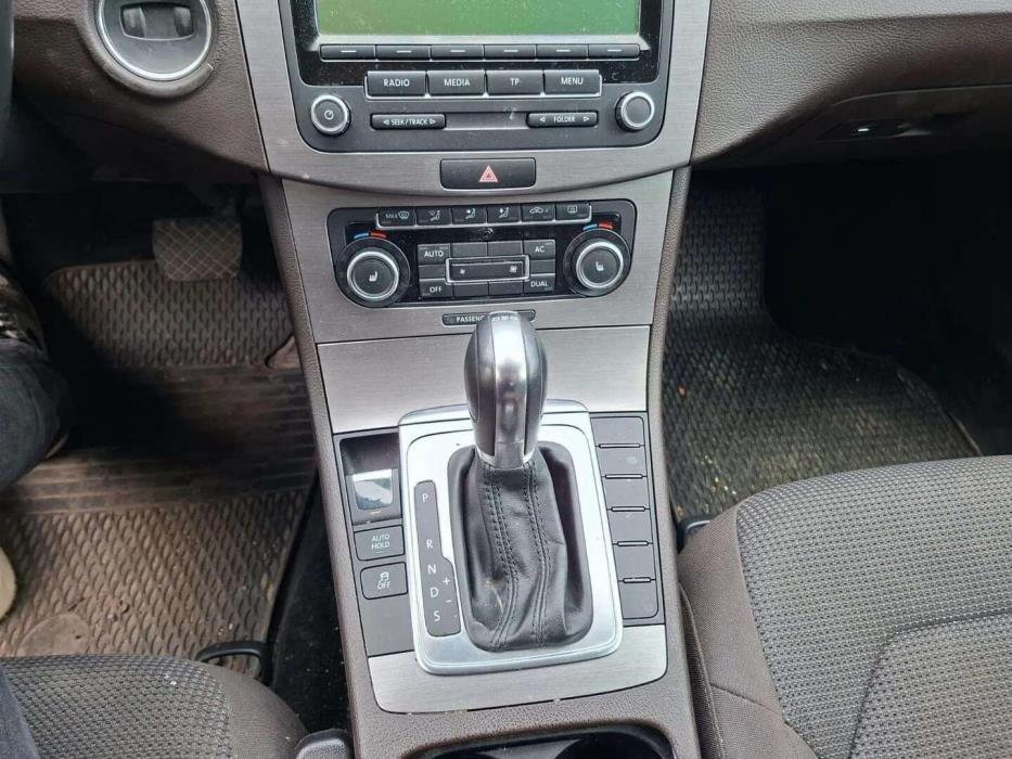 VOLKSWAGEN Passat 2011