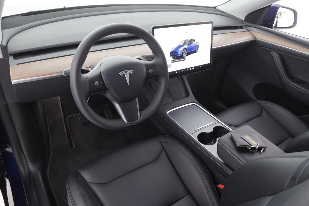 TESLA Model Y 2025