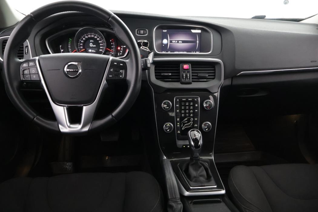 VOLVO V40 2018