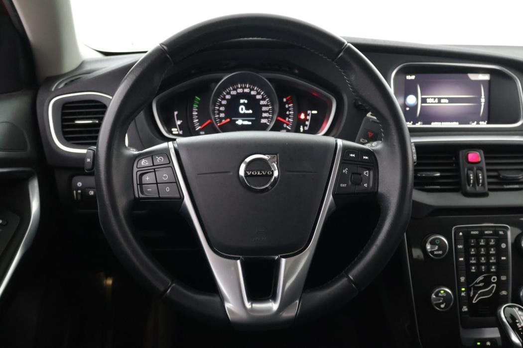 VOLVO V40 2018