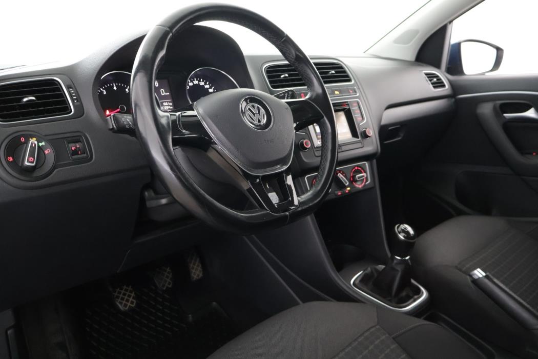 VOLKSWAGEN Polo 2015