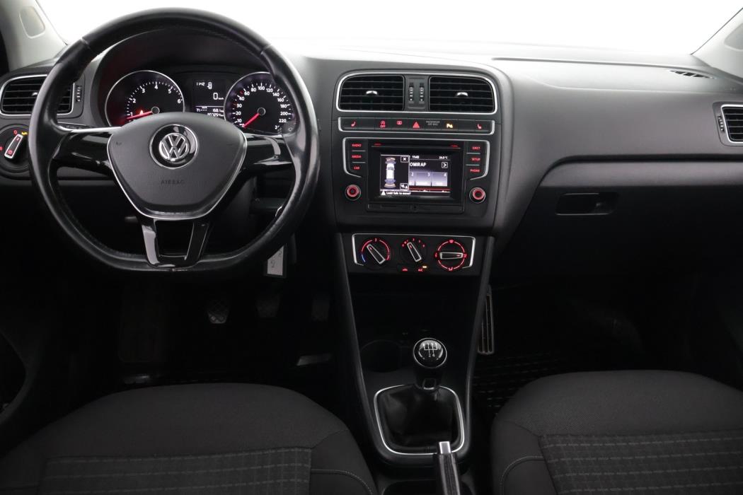 VOLKSWAGEN Polo 2015