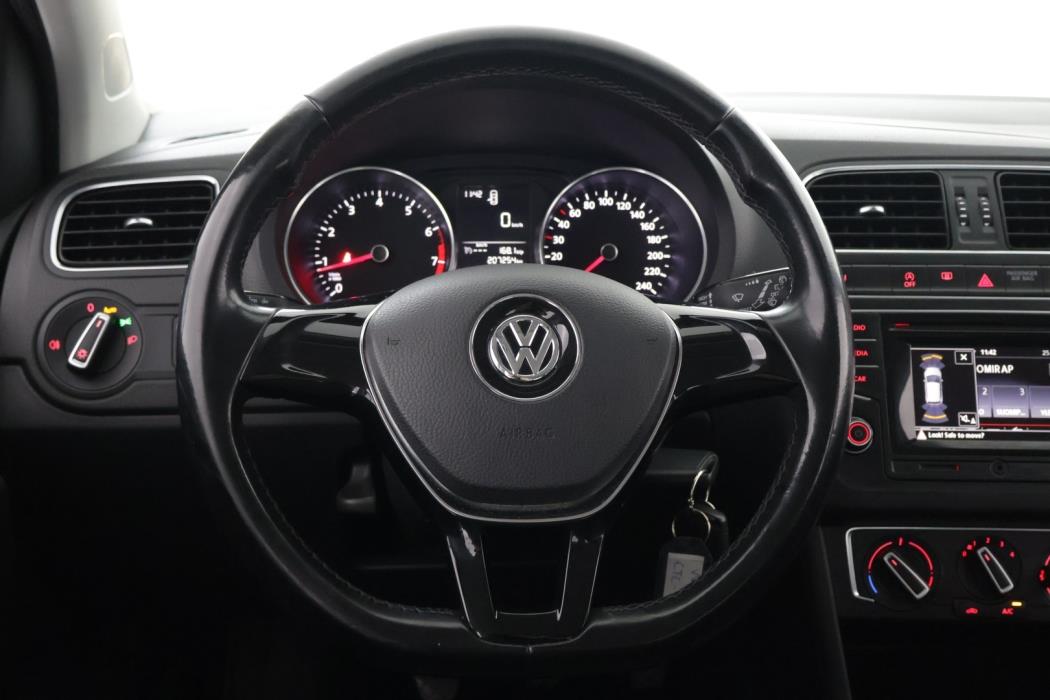 VOLKSWAGEN Polo 2015
