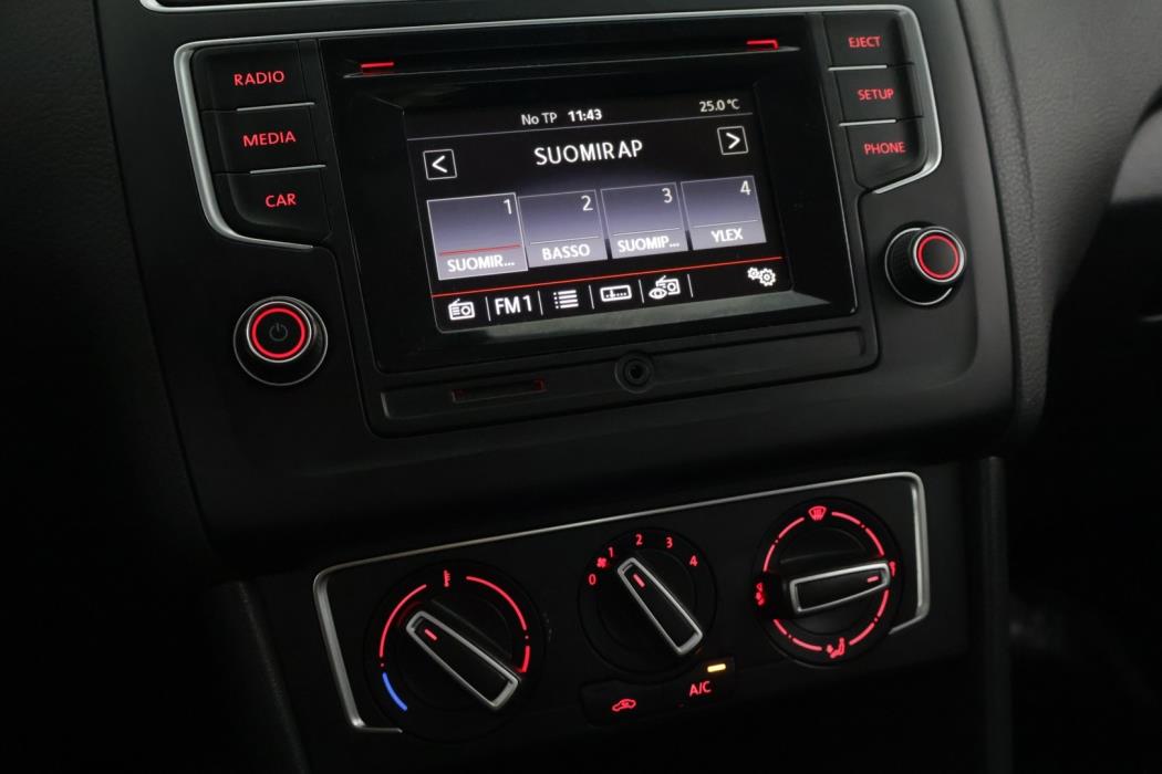 VOLKSWAGEN Polo 2015