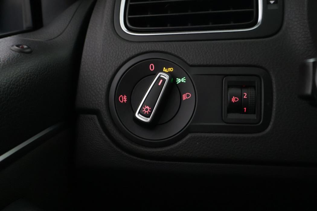 VOLKSWAGEN Polo 2015