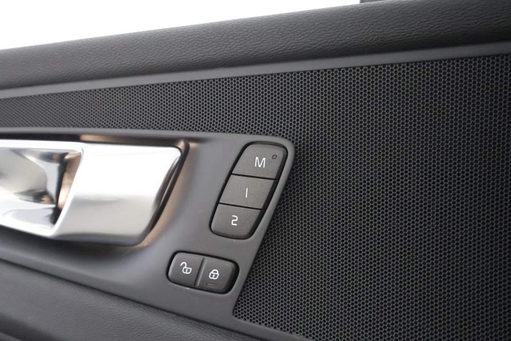 VOLVO XC60 2021