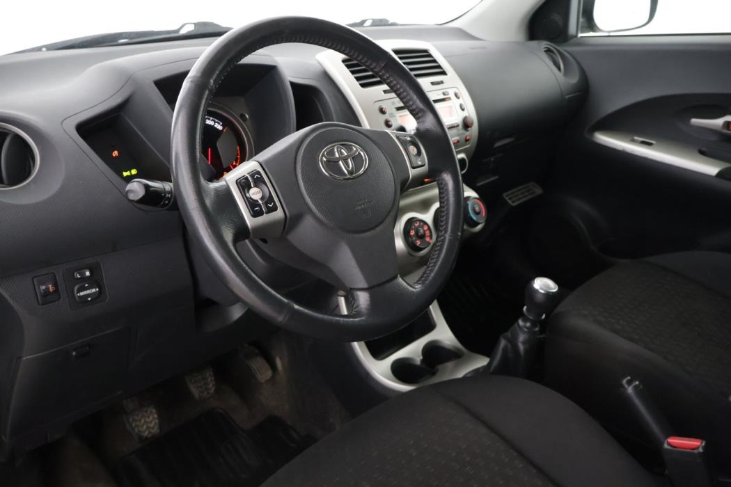 TOYOTA Urban Cruiser 2011