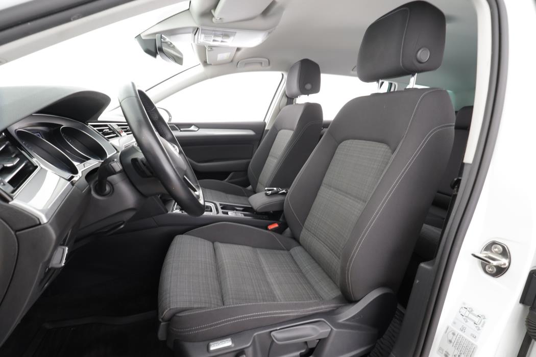 VOLKSWAGEN Passat 2022