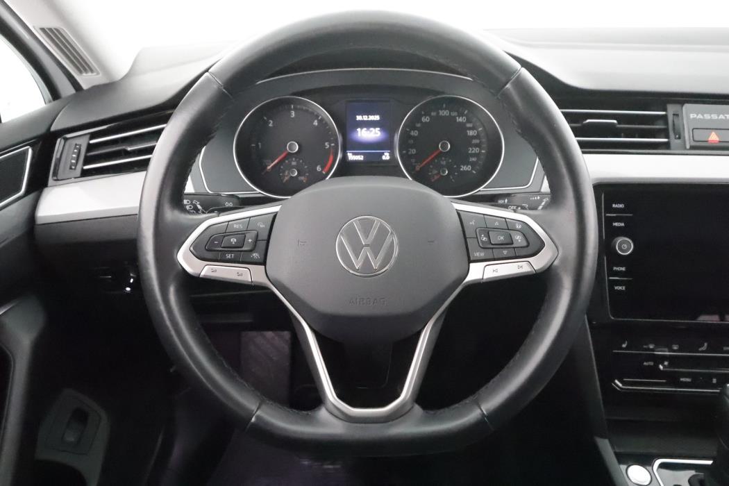 VOLKSWAGEN Passat 2022