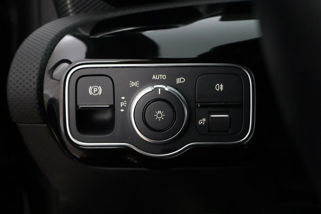 MERCEDES-BENZ A 2022