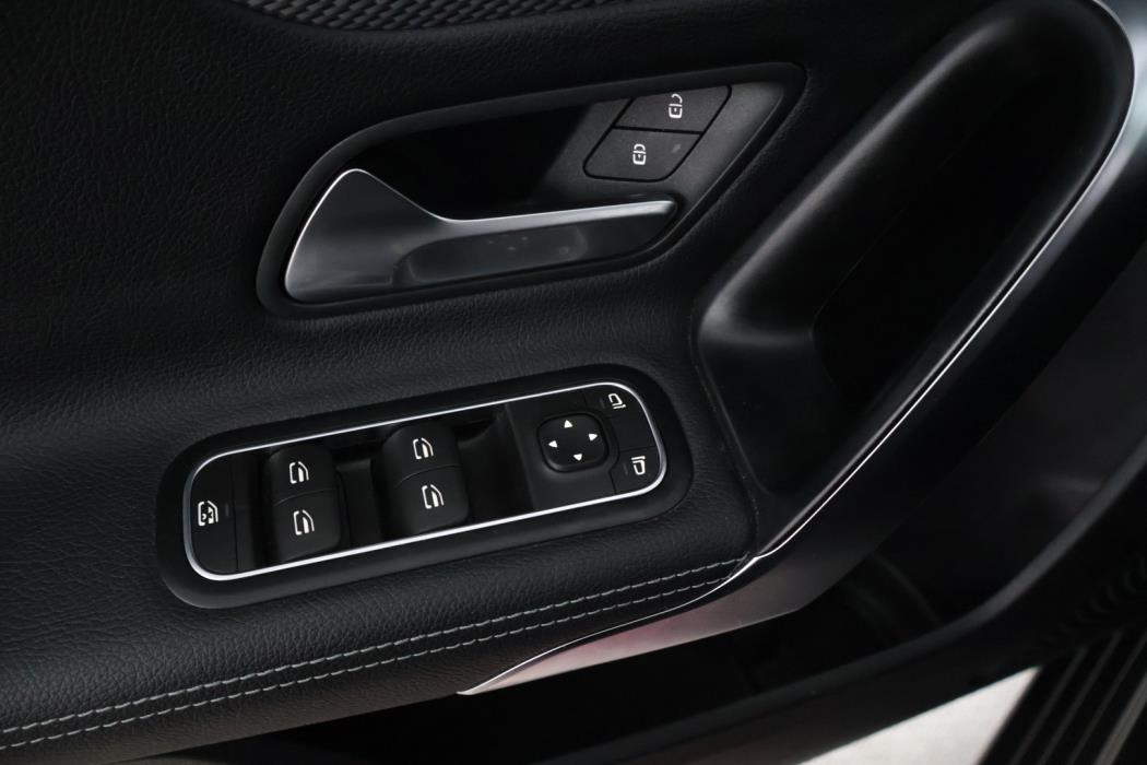 MERCEDES-BENZ A 2022