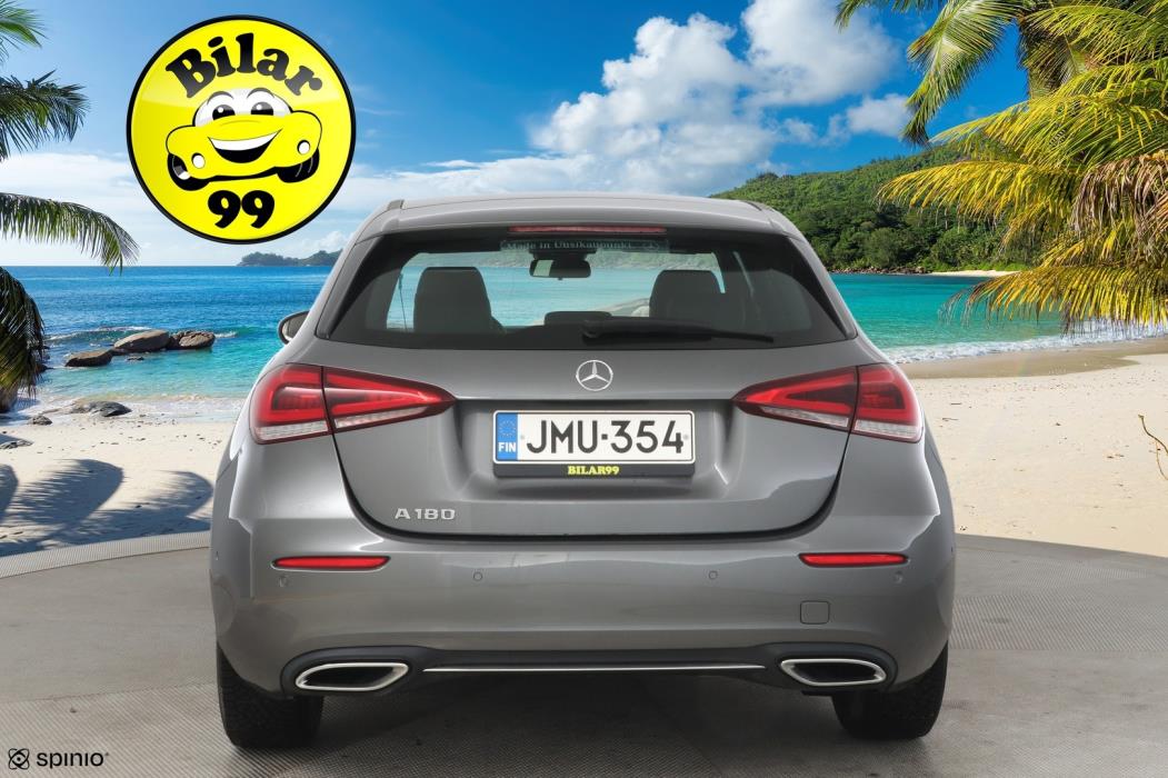 MERCEDES-BENZ A 2022