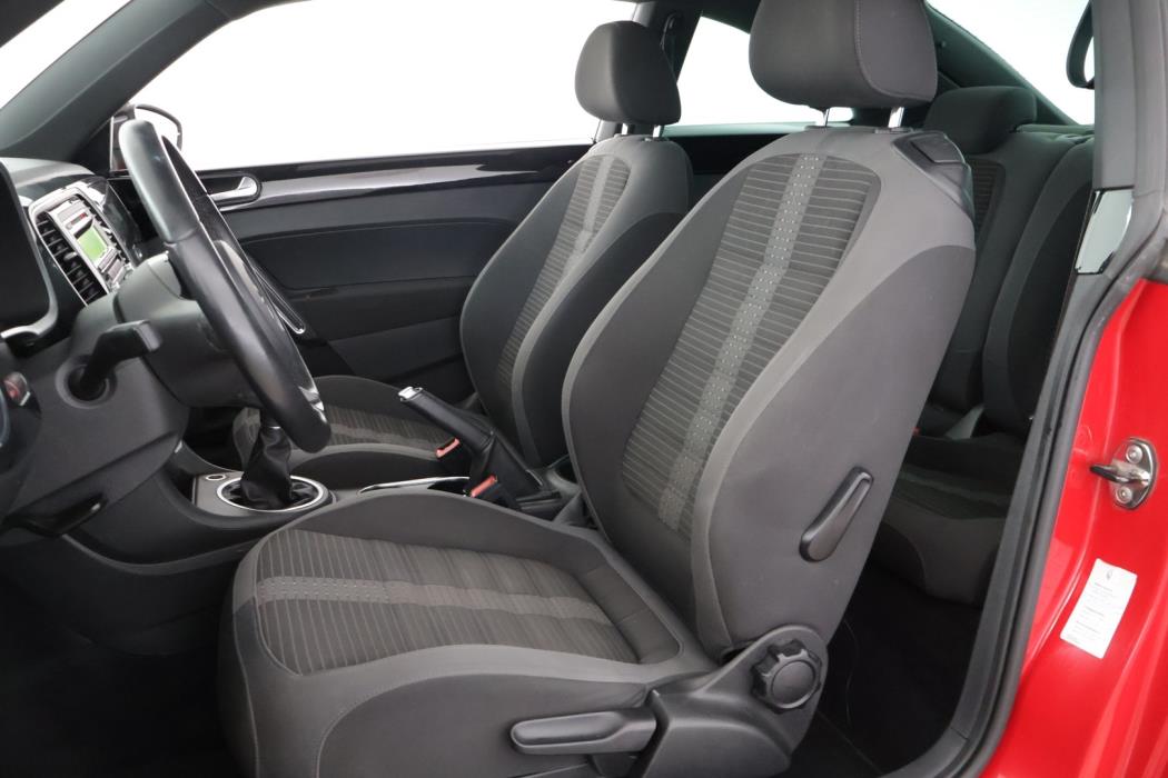 VOLKSWAGEN Beetle 2012