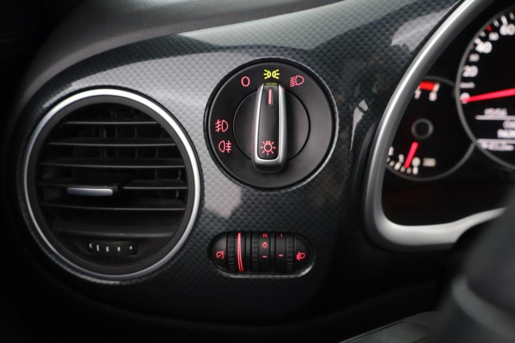 VOLKSWAGEN Beetle 2012