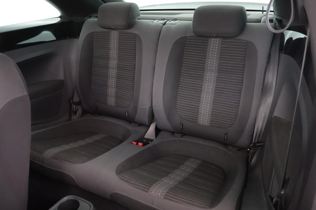 VOLKSWAGEN Beetle 2012