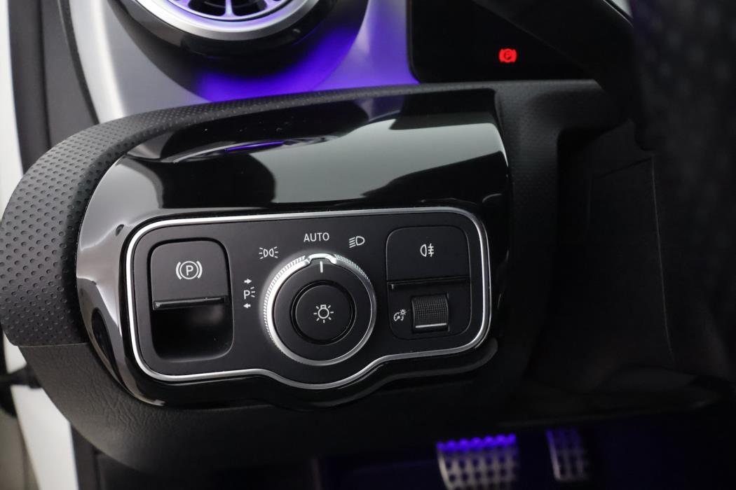 MERCEDES-BENZ A 2023