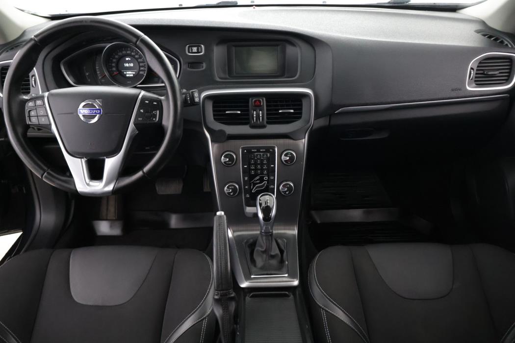 VOLVO V40 2016