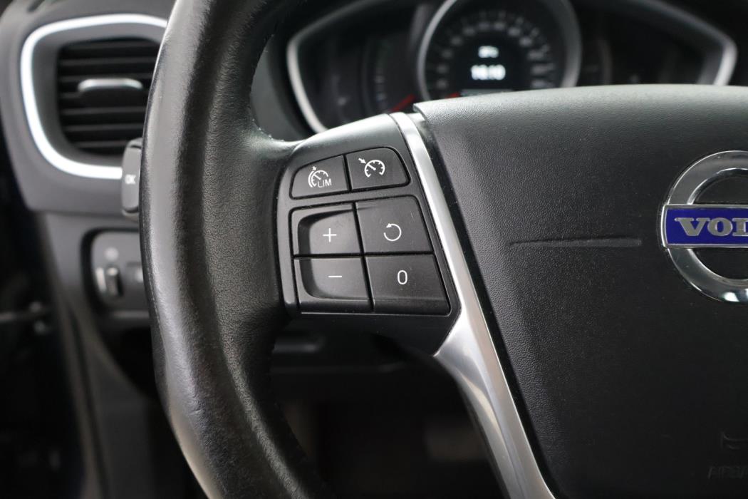 VOLVO V40 2016