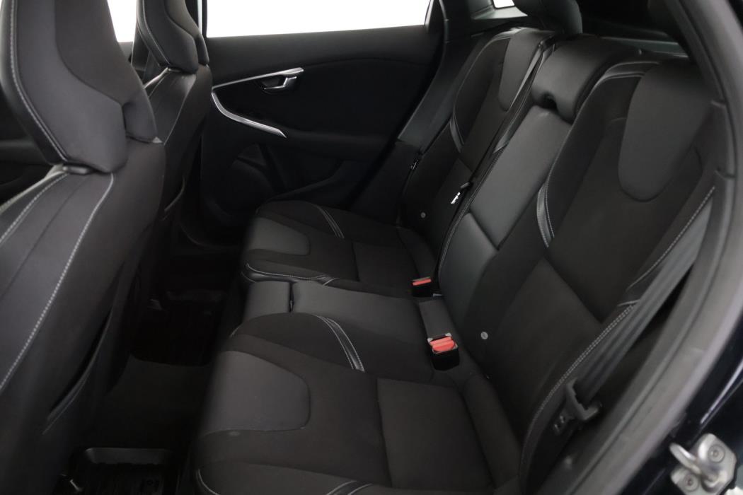 VOLVO V40 2016