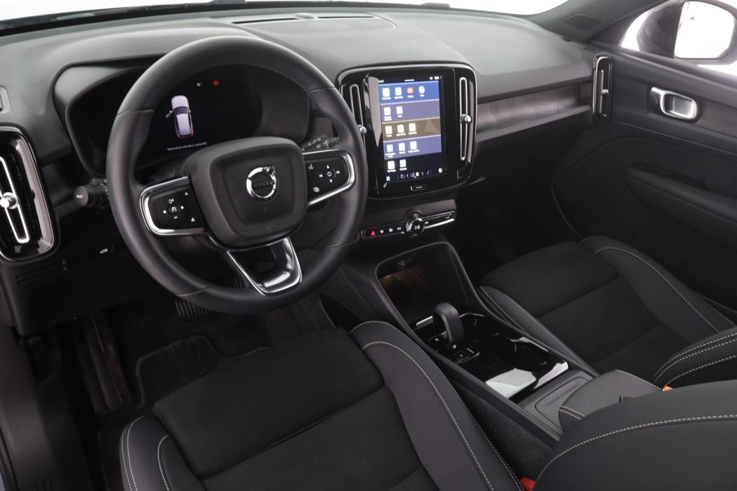 VOLVO XC40 2023