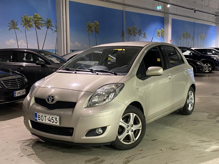 TOYOTA Yaris 2011