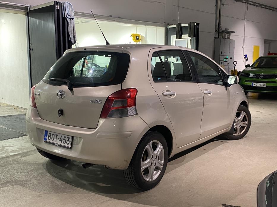 TOYOTA Yaris 2011