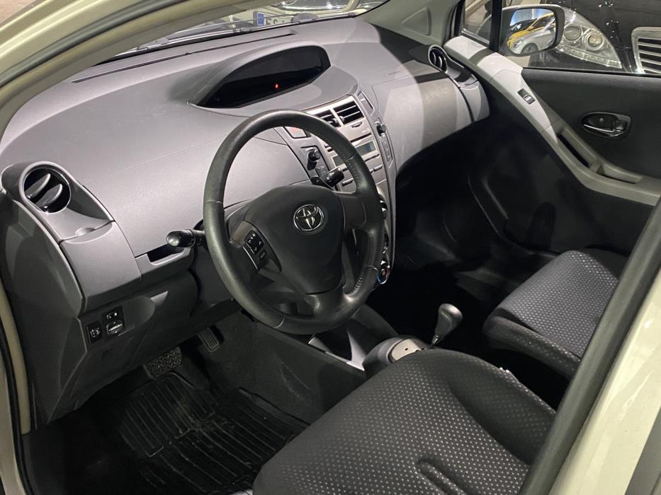 TOYOTA Yaris 2011