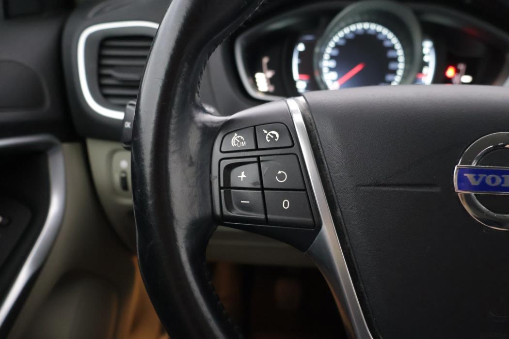 VOLVO V40 2015