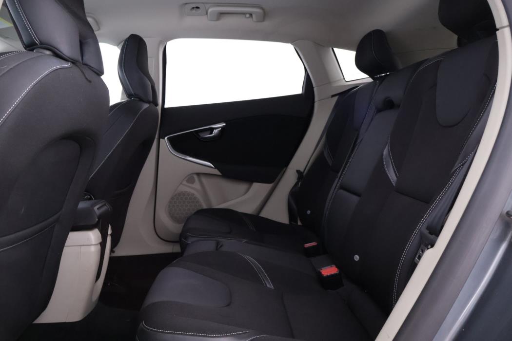 VOLVO V40 2015