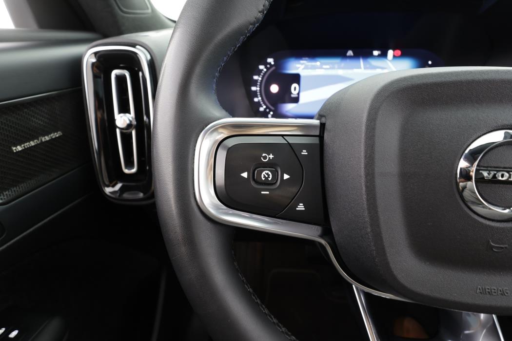 VOLVO XC40 2023
