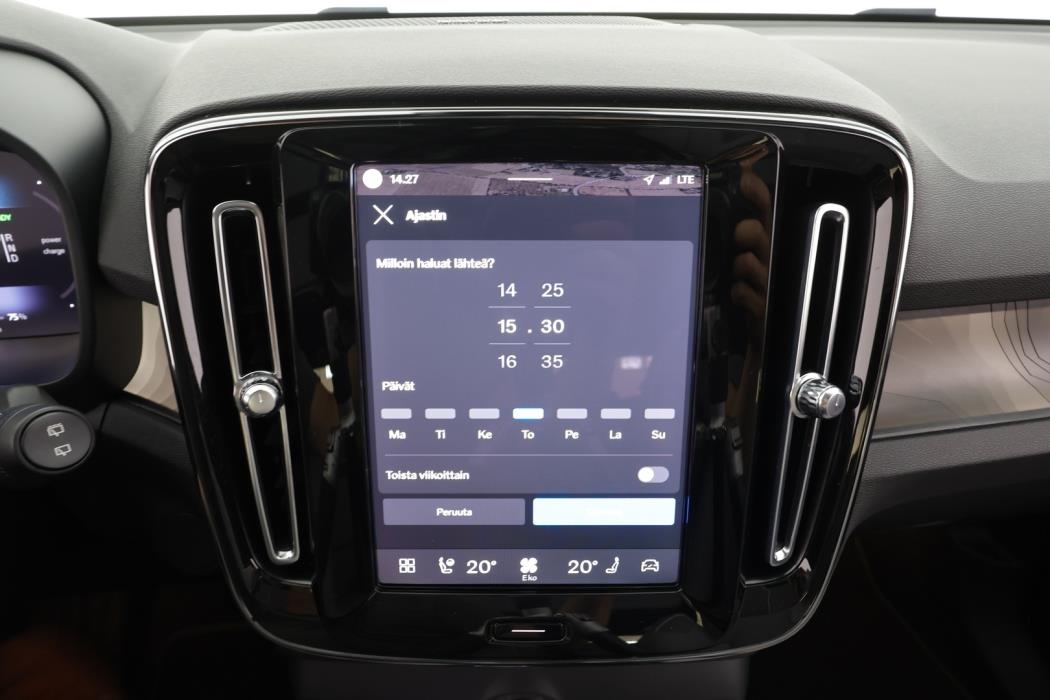 VOLVO XC40 2023