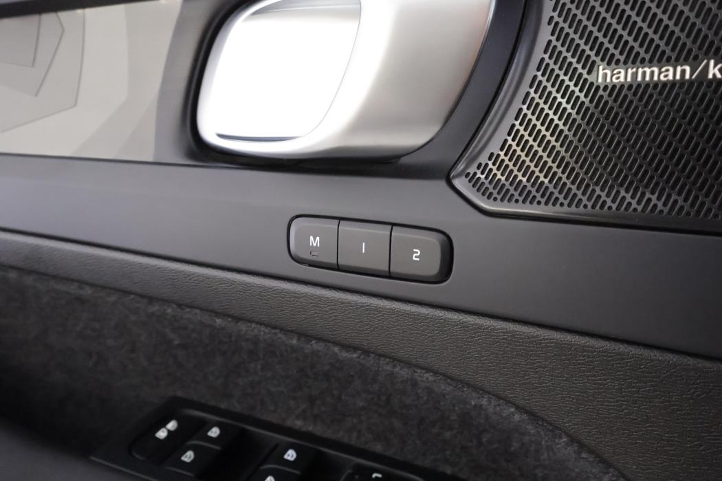 VOLVO XC40 2023