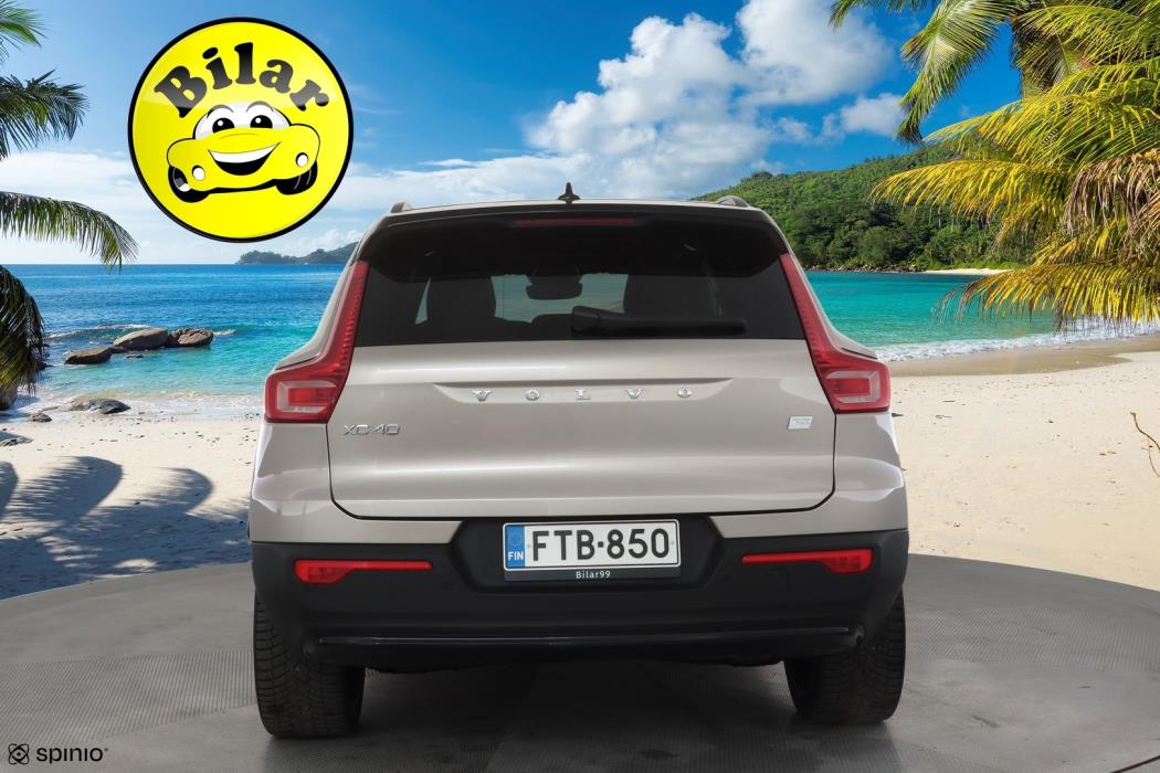VOLVO XC40 2023