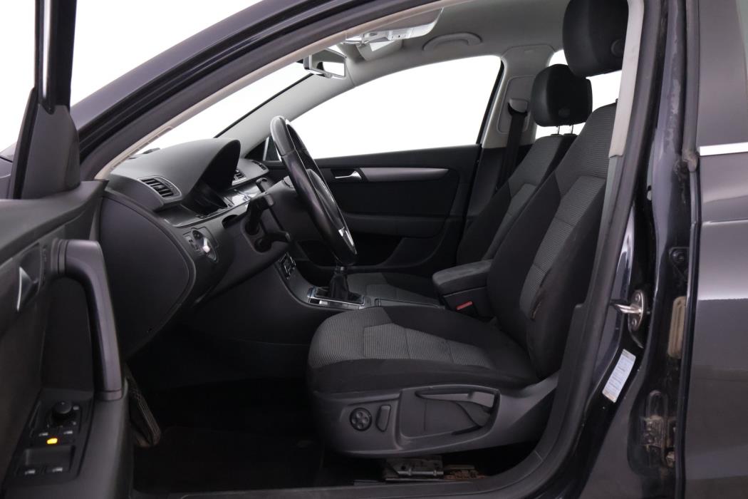 VOLKSWAGEN Passat 2011