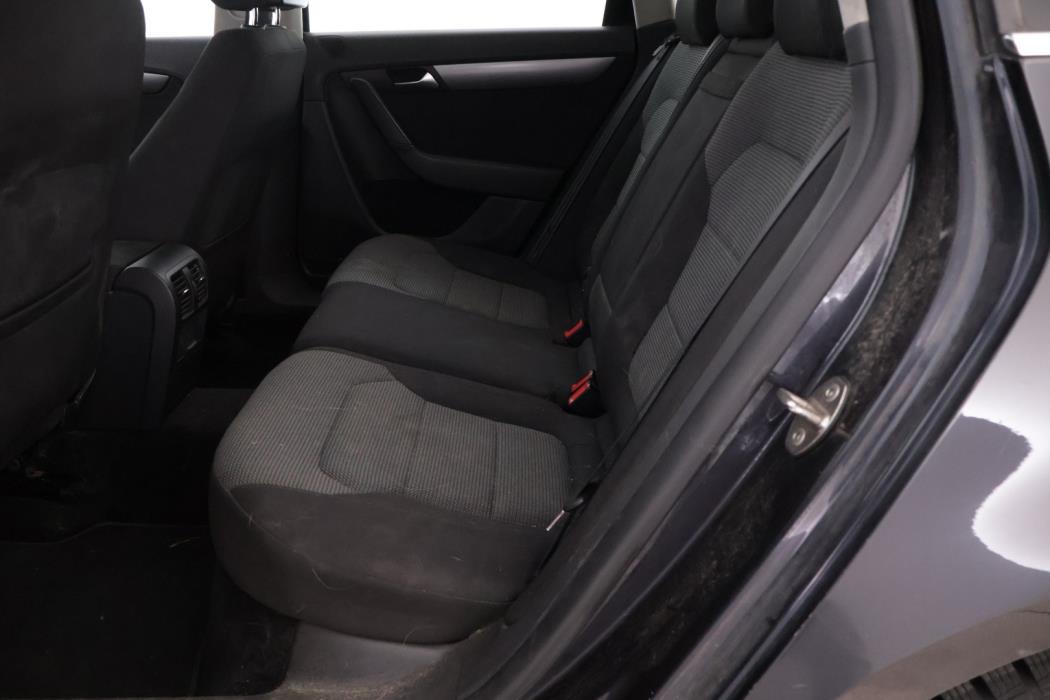 VOLKSWAGEN Passat 2011