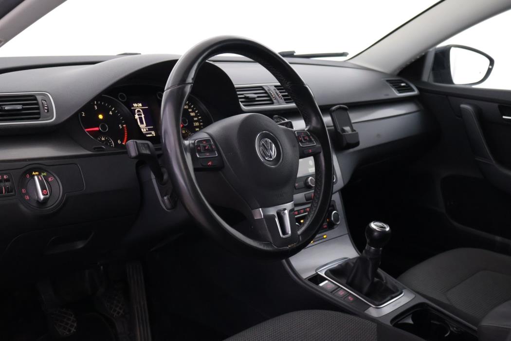 VOLKSWAGEN Passat 2011