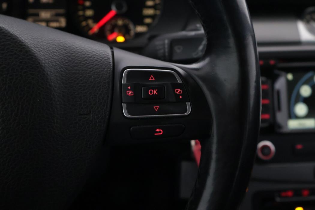 VOLKSWAGEN Passat 2011